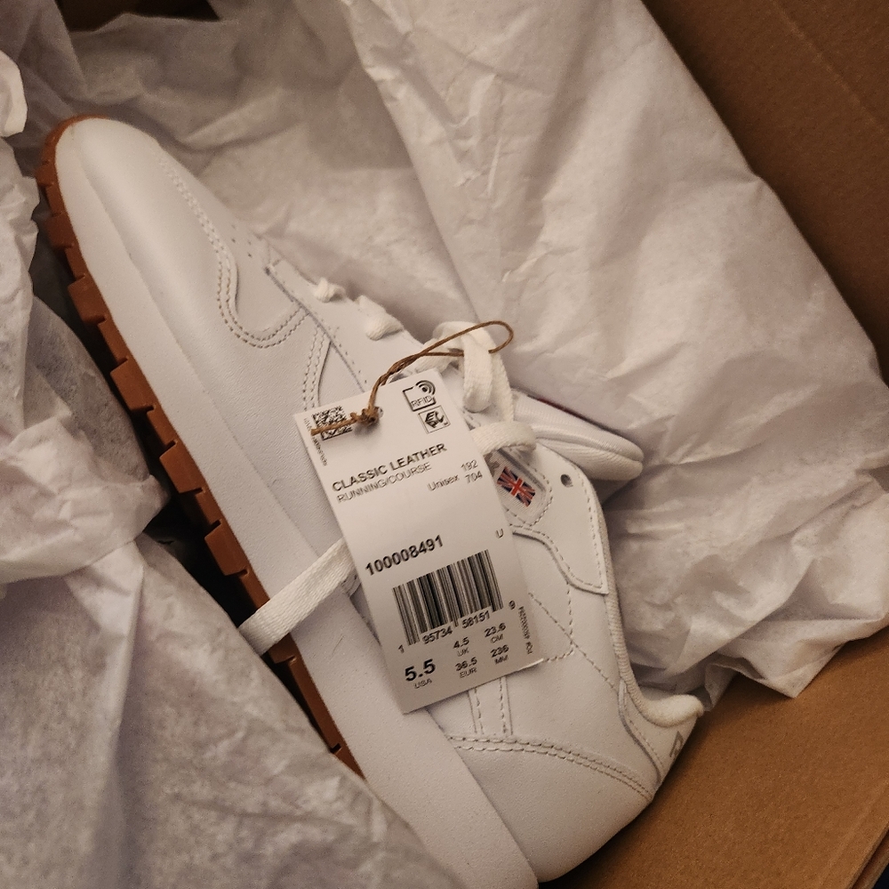 Reebok White Classic NWT Size 7 Women 5.5 Men
